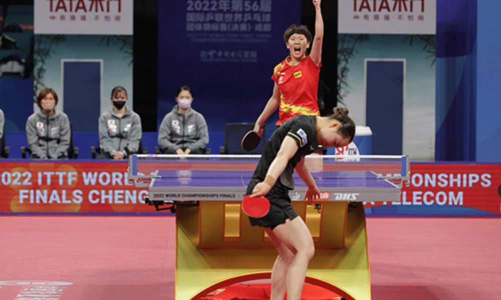 Wang Manyu (parte de cima) vence Mima Ito no duelo entre China e Japão em Chengdu (Divulgação: WTT)