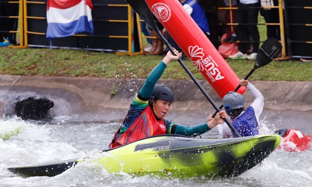 Ana Sátila contorna porta de remonte com seu kayak em Assunção-2022