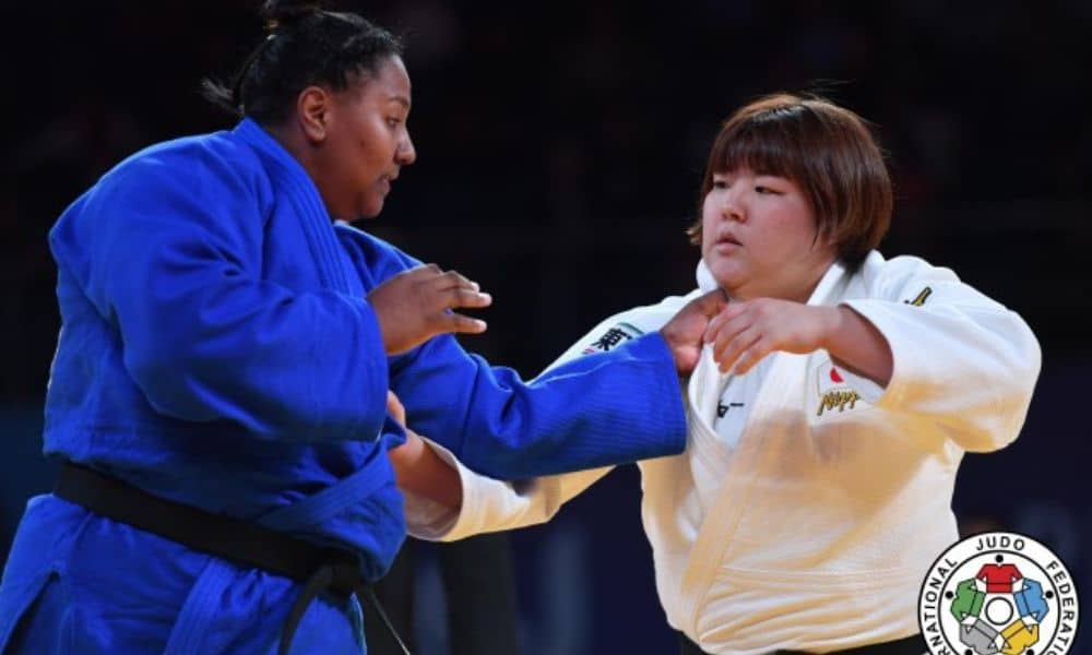 Beatriz Souza, de judogi azul, disputa a pegada de manga com japonesa Tomita, de branco