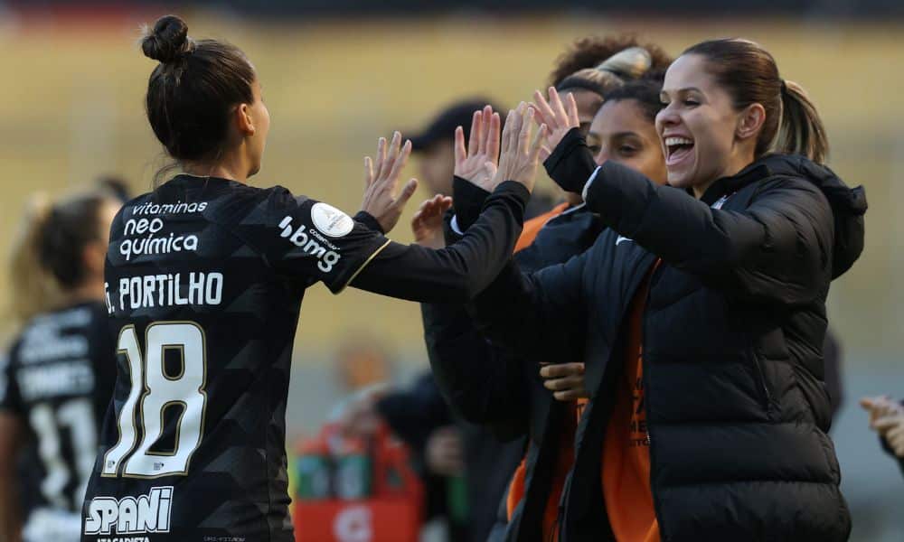 Corinthians x Always Ready: Gabi Portilho comemora gol com atletas do banco na Libertadores Feminina