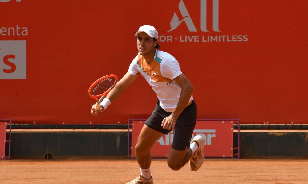 Eduardo Ribeiro corre com a raquete na mão no Challenger de Oeiras