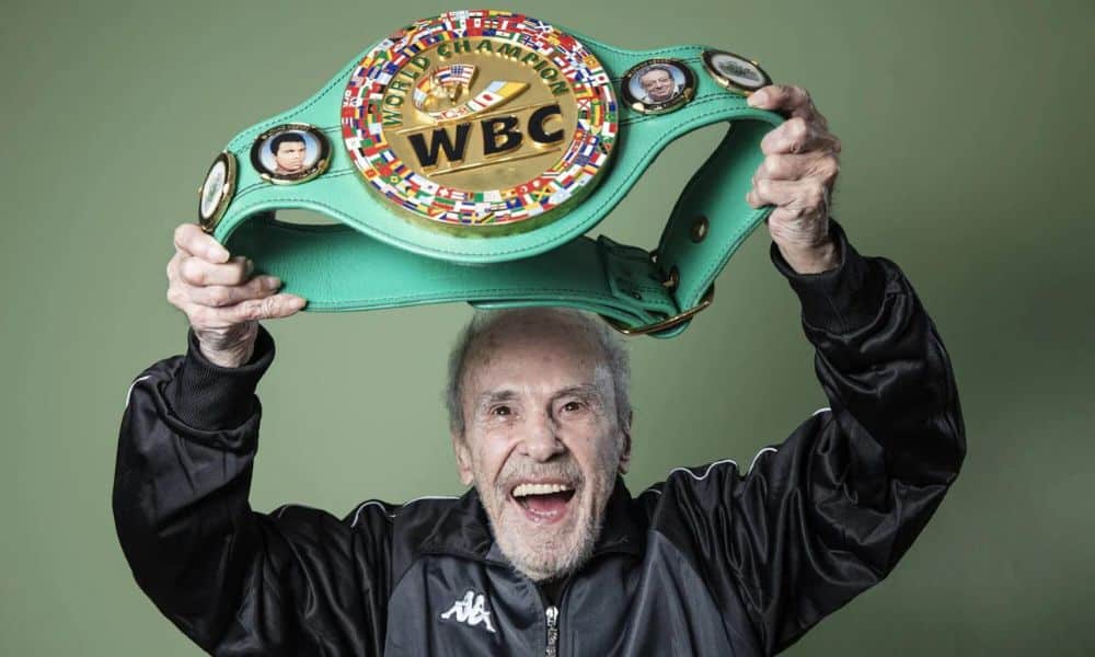Éder Jofre segura seu cinturão da WBC acima da sua cabeça