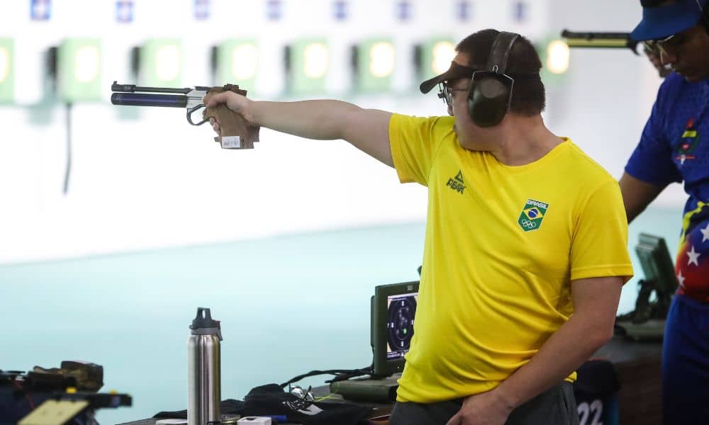 Time Brasil: Felipe Wu aponta com sua pistola em direção ao alvo; Pré-Olímpico de tiro esportivo acontecerá no Rio de Janeiro