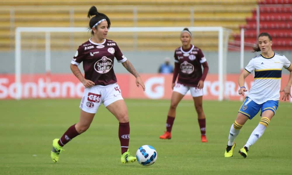 Ferroviária: atleta de uniforme grená toca a bola na Libertadores Feminina