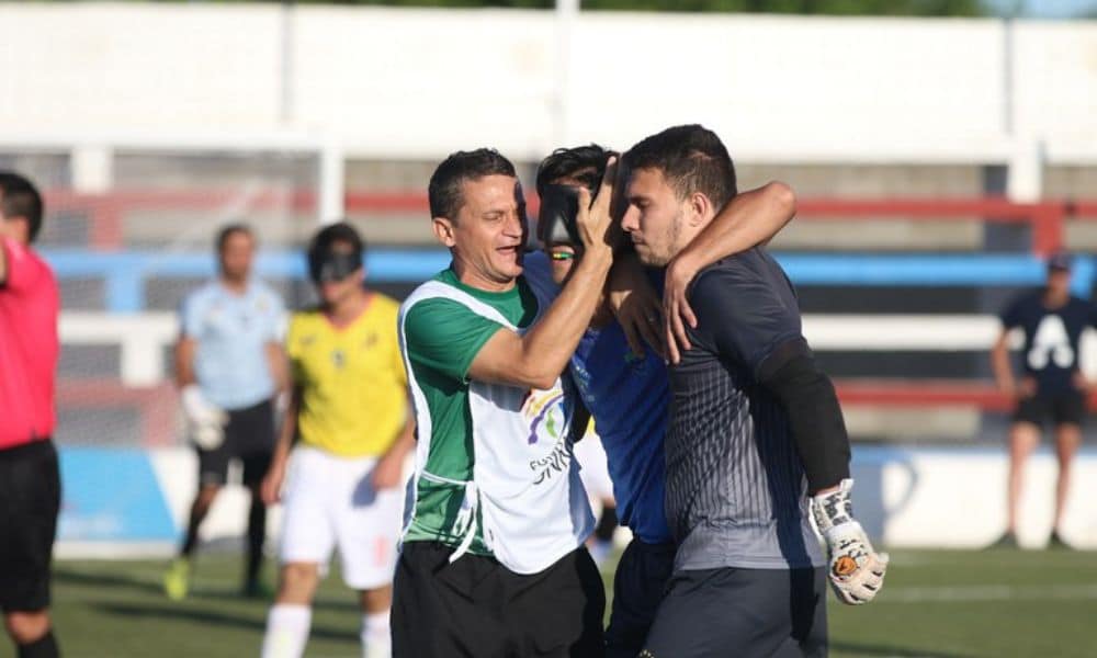 Brasil x Colômbia: Chamdor Júnio, goleiro Luan e Thiago Paraná se abraçam após um gol