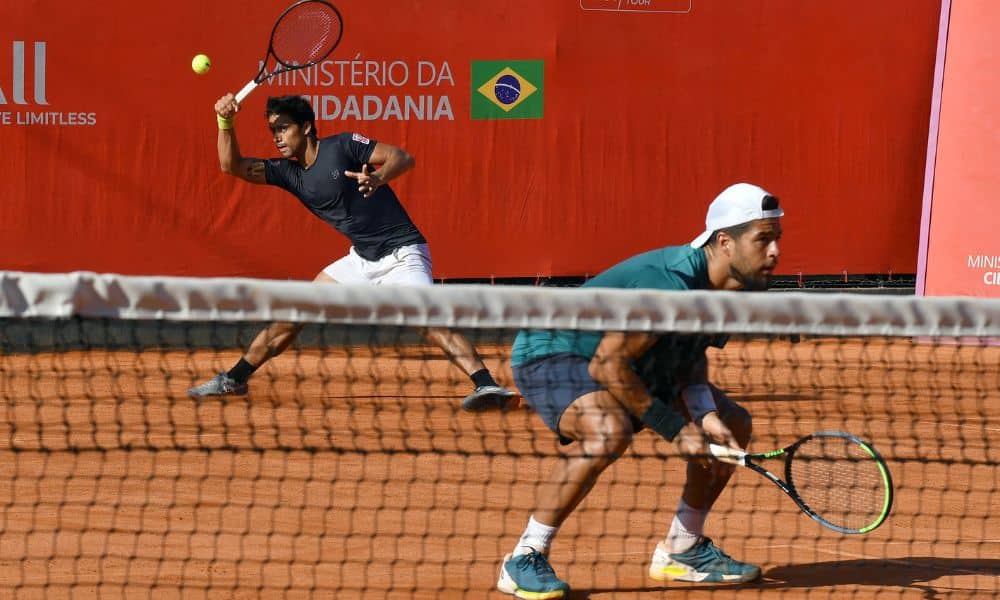 Challenger de Campinas: José Pereira rebate bola no fundo, enquanto Juan Paz aguarda na rede