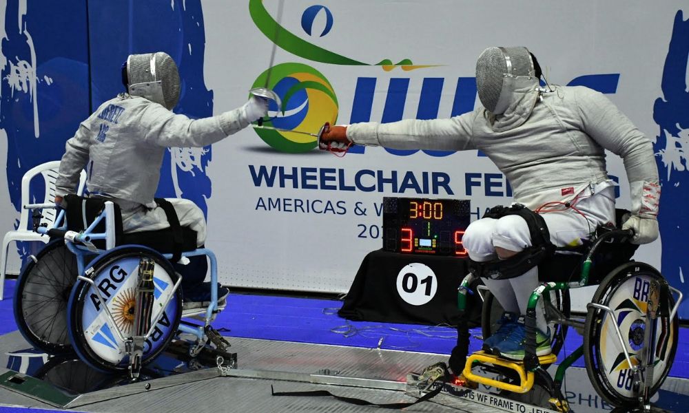 Jovane Guissone, do Brasil, em cima de sua cadeira de rodas duela com atleta da argentina