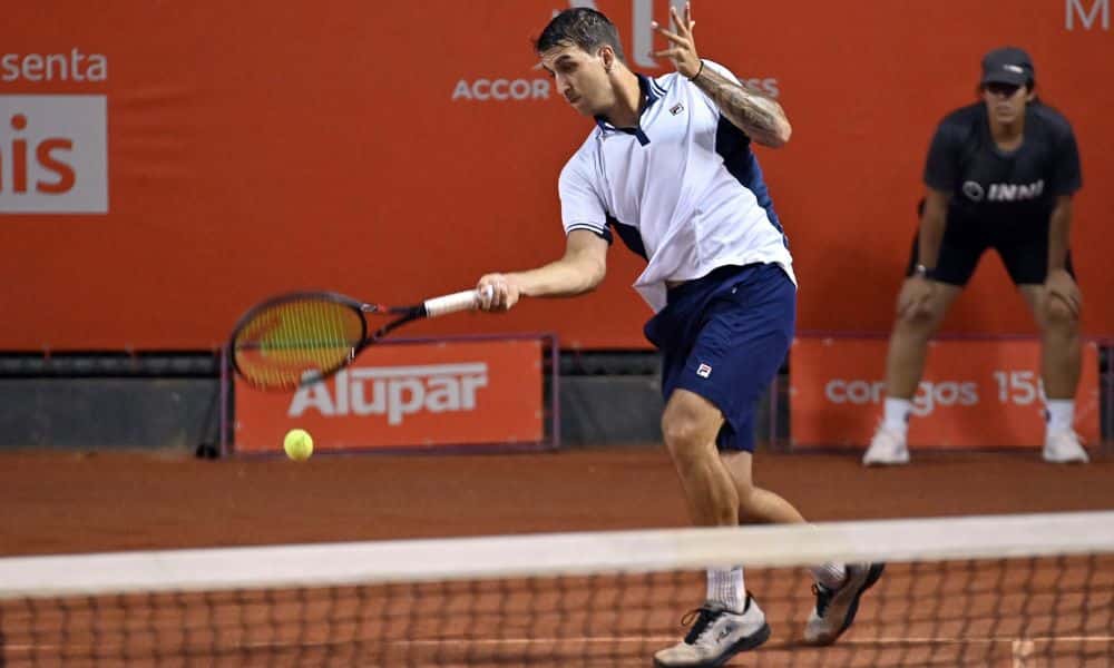 Challenger de Campinas: Felipe Meligeni bate na bola com a raquete. Ele veste bermuda azul e camisa branca