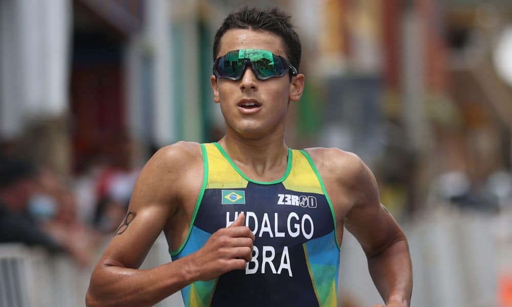 Miguel Hidalgo corre usando óculos de Sol em Assunção-2022