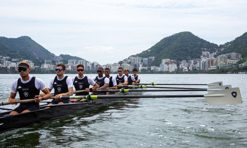 Carioca de remo: equipe de oito com do Botafogo dentro do barco