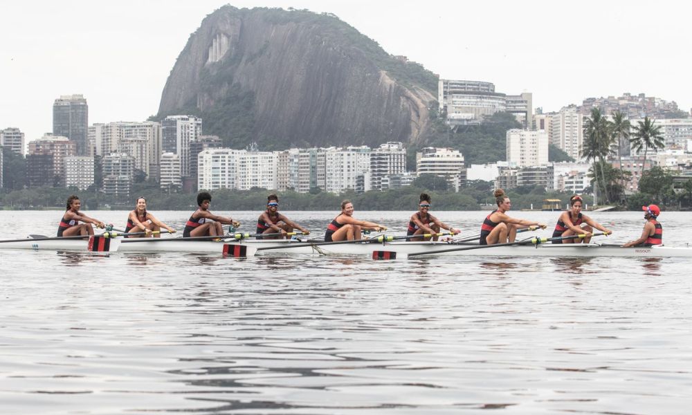 Remo: atletas no barco do oito com feminino do Flamengo