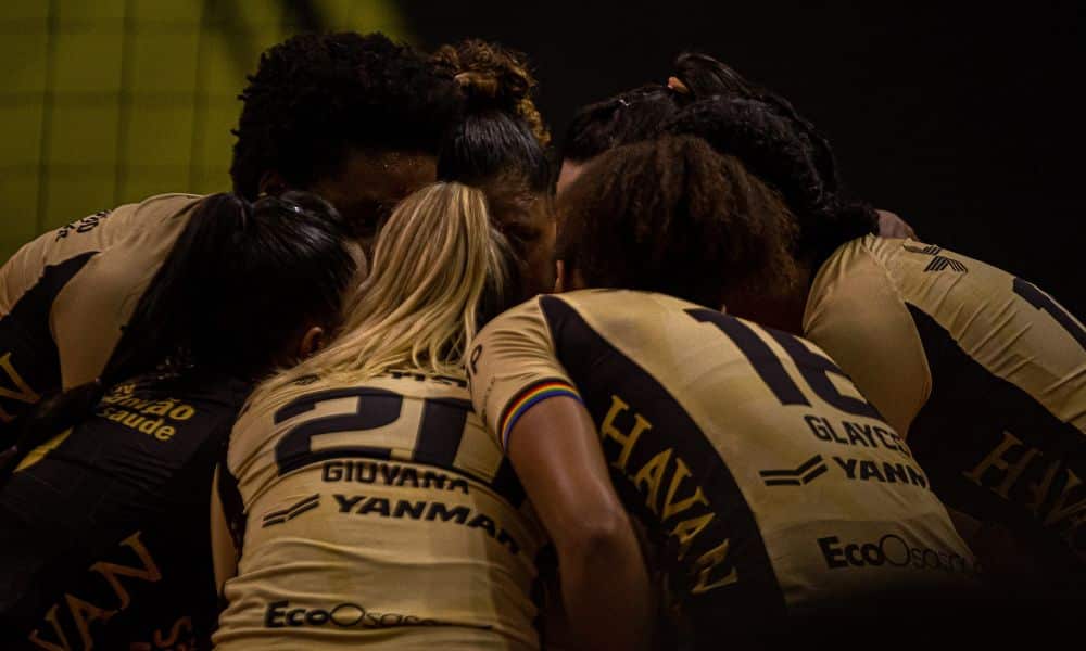 Sesc Flamengo Osasco Superliga de vôlei feminino: jogadoras do Osasco se abraçam
