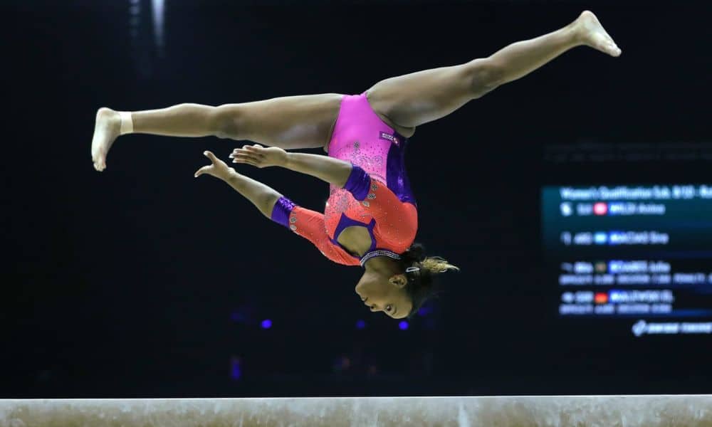 Rebeca Andrade faz mortal sobre a trave
