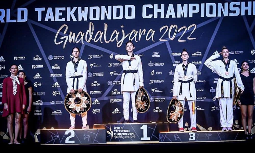 Milena Titoneli fatura bronze no Mundial de Taekwondo no México pódio