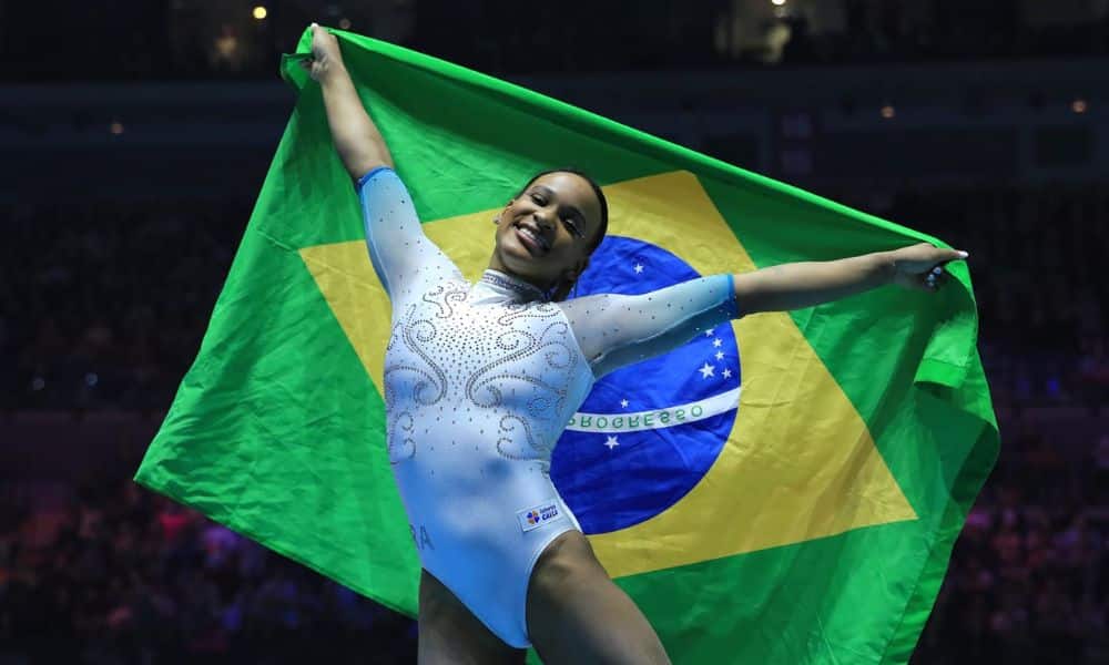 Rebeca Andrade posa para foto com a bandeira do Brasil no Mundial de ginástica artística
