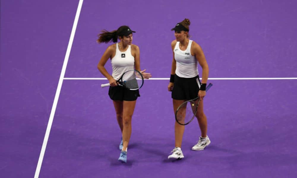 WTA FINALS: Anna Danilina e Bia Haddad Maia conversam durante jogo. Ambas vestem saia preta e regata branca