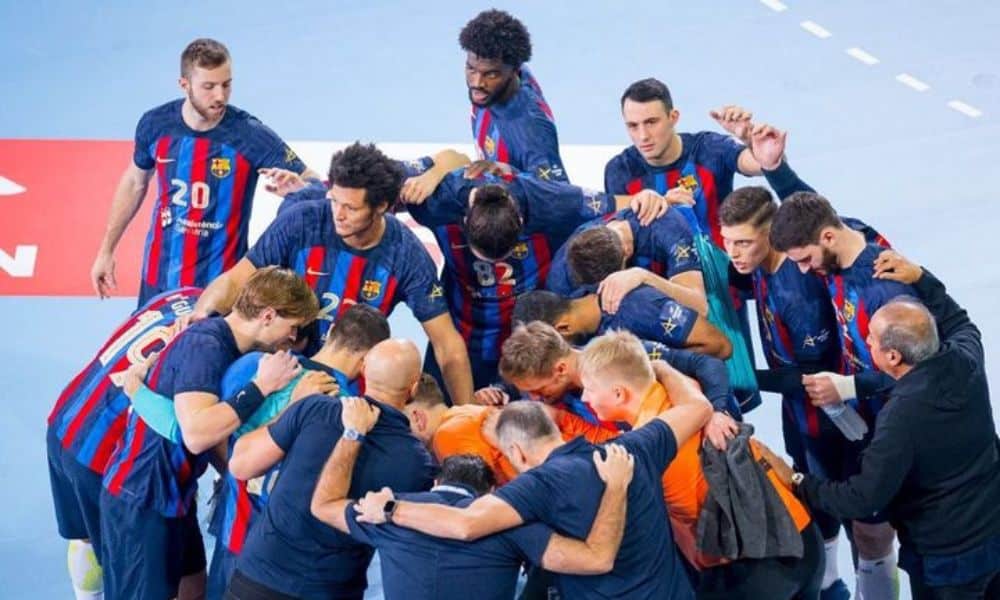 Jogadores do Barcelona se abraçam antes de jogo da Champions League de handebol