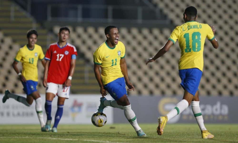 Atletas do Brasil comemoram gol contra o Chile