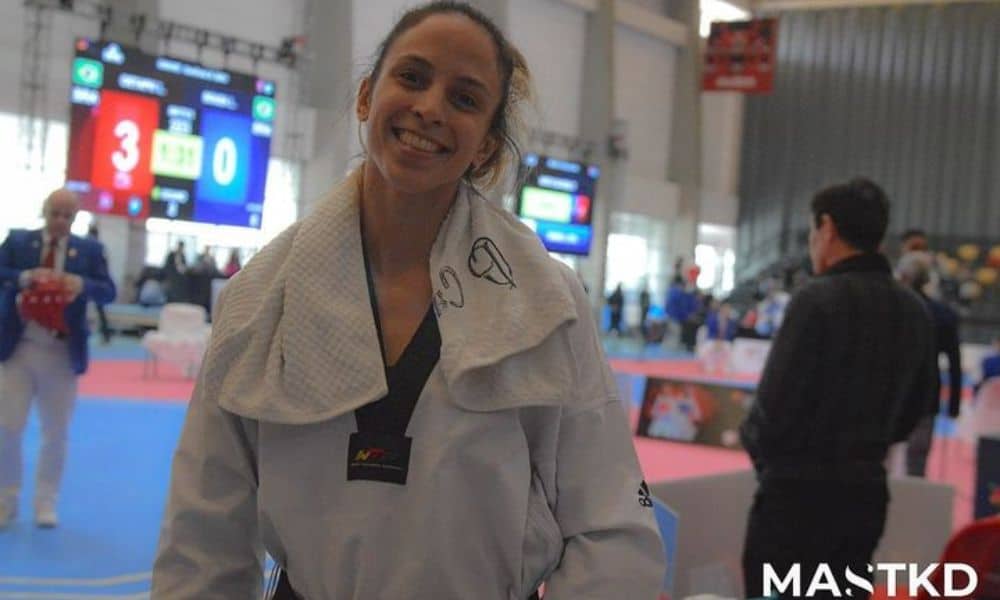 Mundial de taekwondo: Camila bezerra posa para foto com o quimono