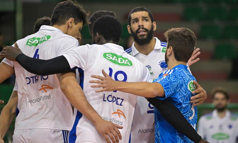 Superliga Masculina: Jogadores do Sada Cruzeiro se abraçam após ponto contra São José