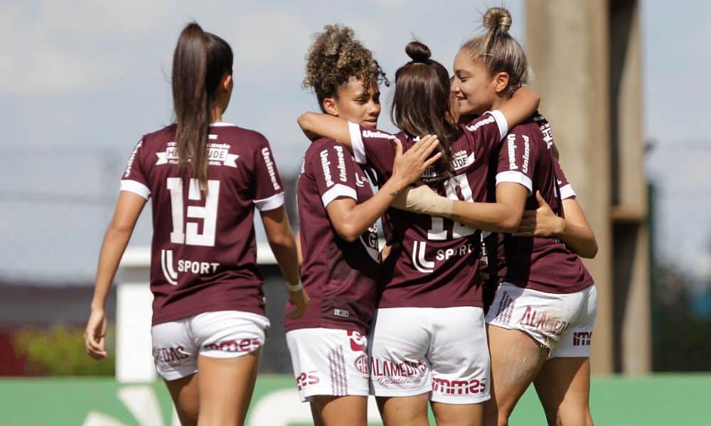 Paulistão Feminino: Jogadoras da Ferroviária se abraçam após gol contra o Realidade Jovem