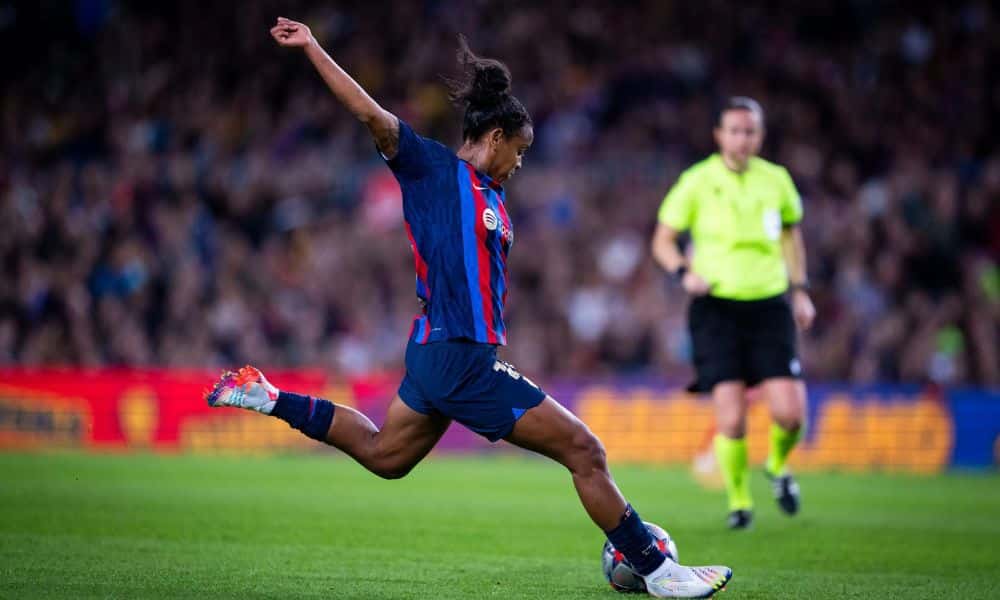 Geyse chuta bola em jogo do Barcelona na Champions League Feminina