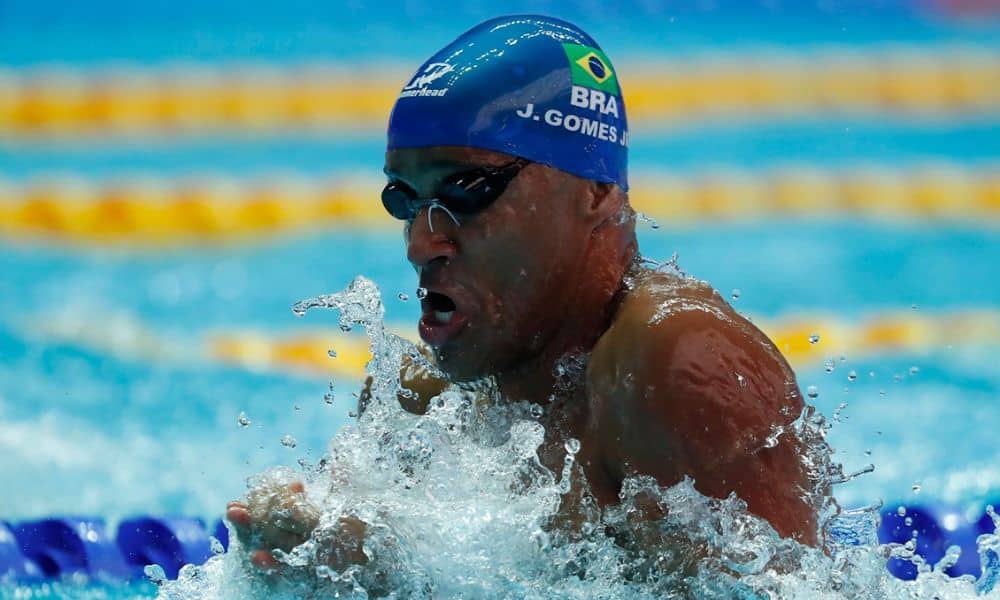 João Gomes Júnior fazendo o movimento do nado peito