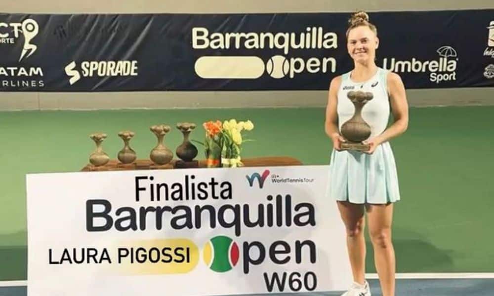 Laura Pigossi posa para foto segurando o troféu de vice-campeã do ITF W60 de Barranquilla. Carol também foi vice