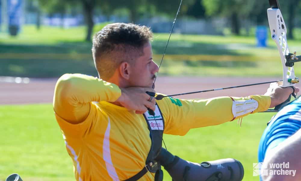 Marcus Vinícius D'Almeida aponta flecha ao alvo no Pan-Americano de tiro com arco