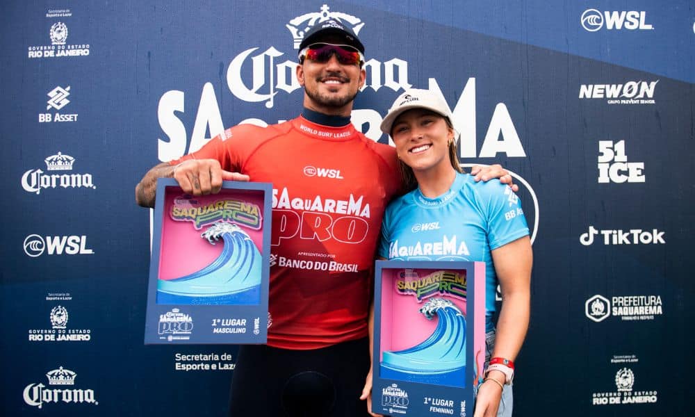 Gabriel e Alyssa posam para foto com os troféus do Challenger de Saquarema