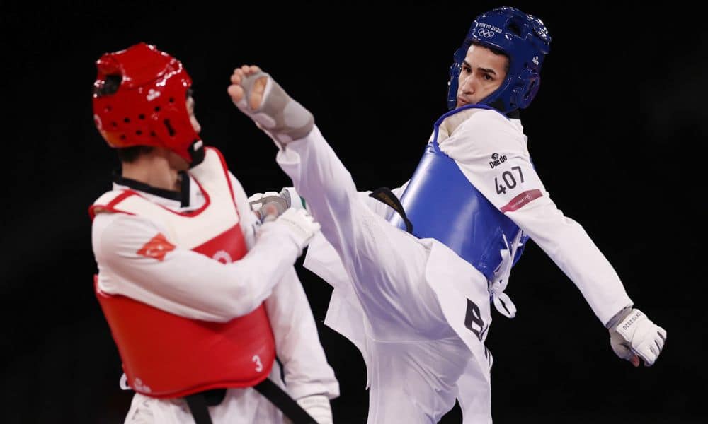 Edival Pontes, o Netinho, ganhou a prata no Mundial de taekwondo. Na foto, ele dá um chute na cabeça de adversário