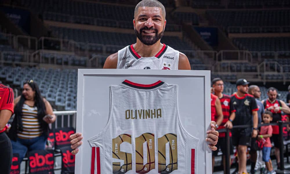NBB: Olivinha posa para foto com quadro com uma camisa do Flamengo e o número 500
