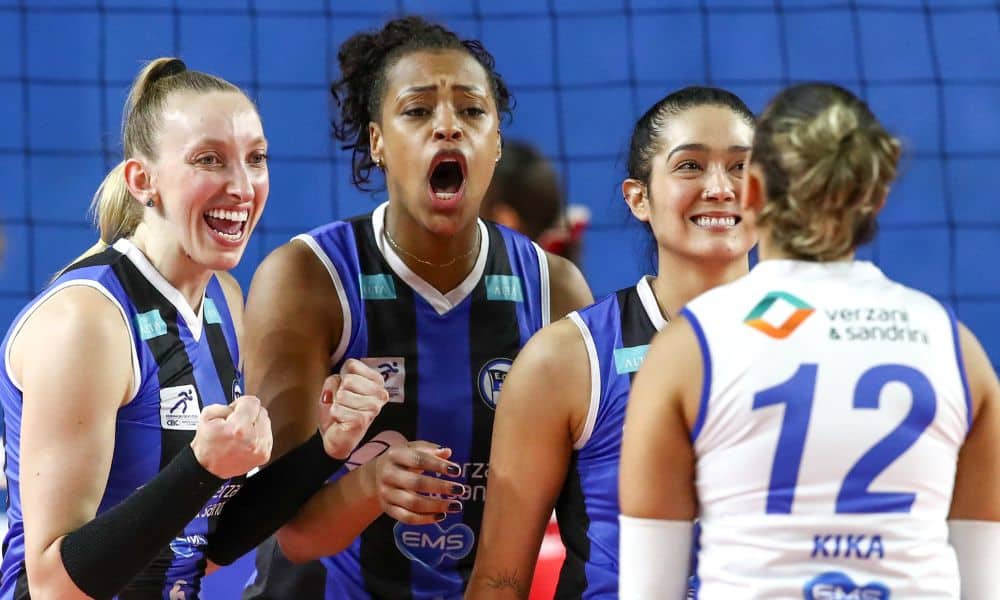 Superliga Feminina: atletas do Pinheiros comemoram ponto contra Barueri