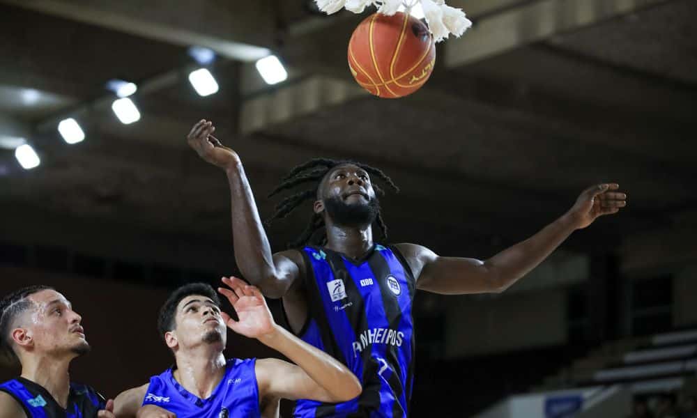 NBB: jogadores do Pinheiros observam bola caind o pela cesta no jogo contra o Rio Claro