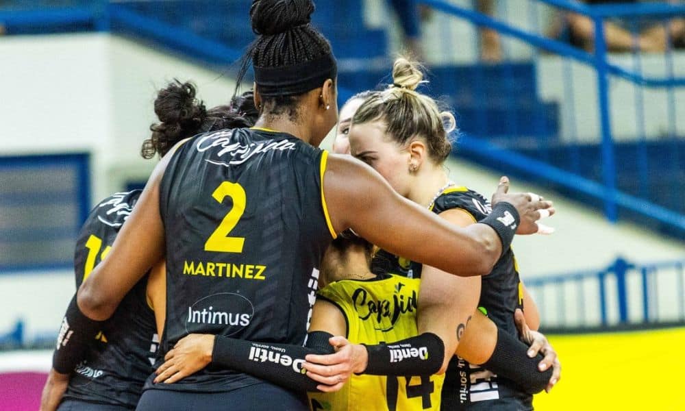 Superliga feminina - jogadoras do Praia Clube se abraçam após ponto contra Maringá