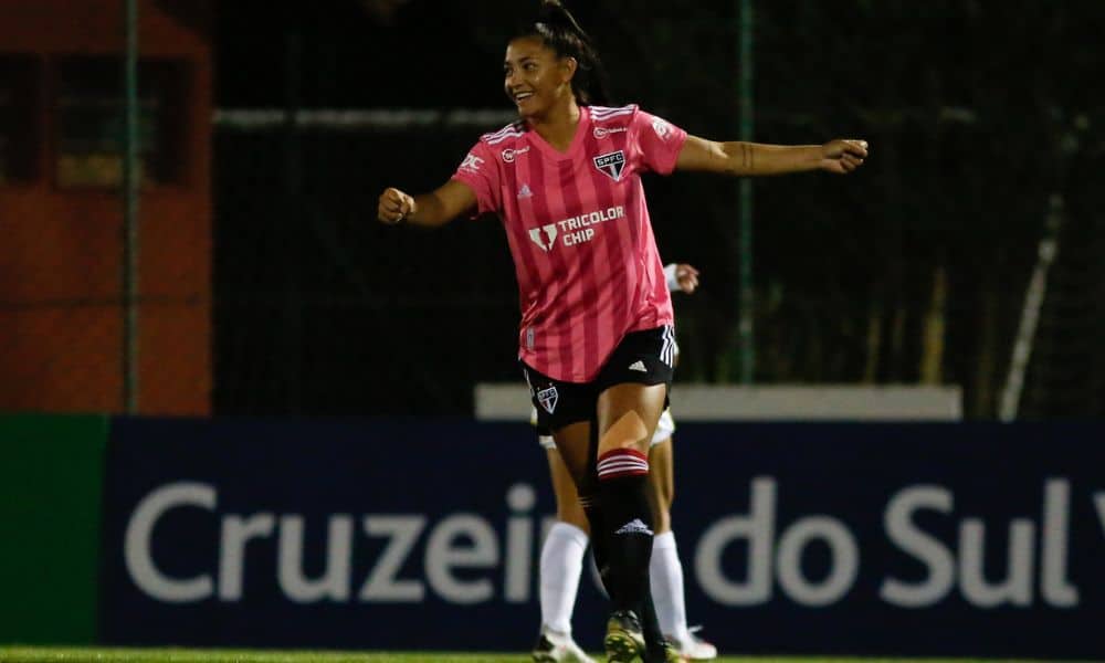 São Paulo x Portuguesa São Bernardo: Micaelly ergue os braços e comemora o gol no Paulistão Feminino