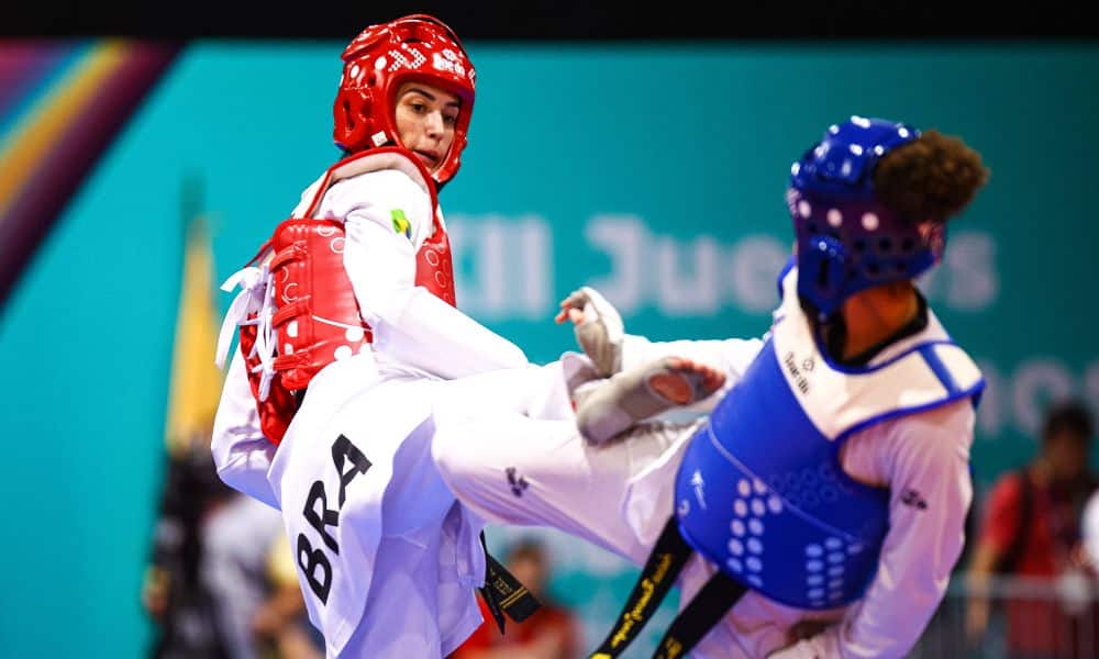 Talisca Reis tenta dar chute em adversária. Mundial de taekwondo - Gabriel Ramos
