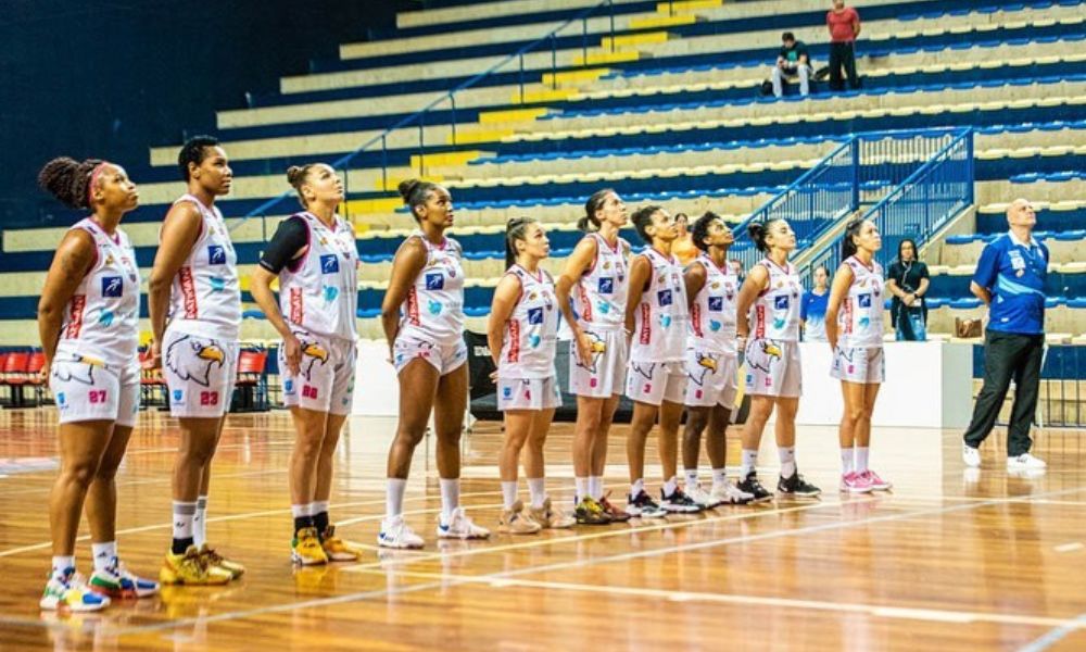 Paulista de basquete: Equipe do Vera Cruz Campinas perfilada antes de jogo contra Sorocaba