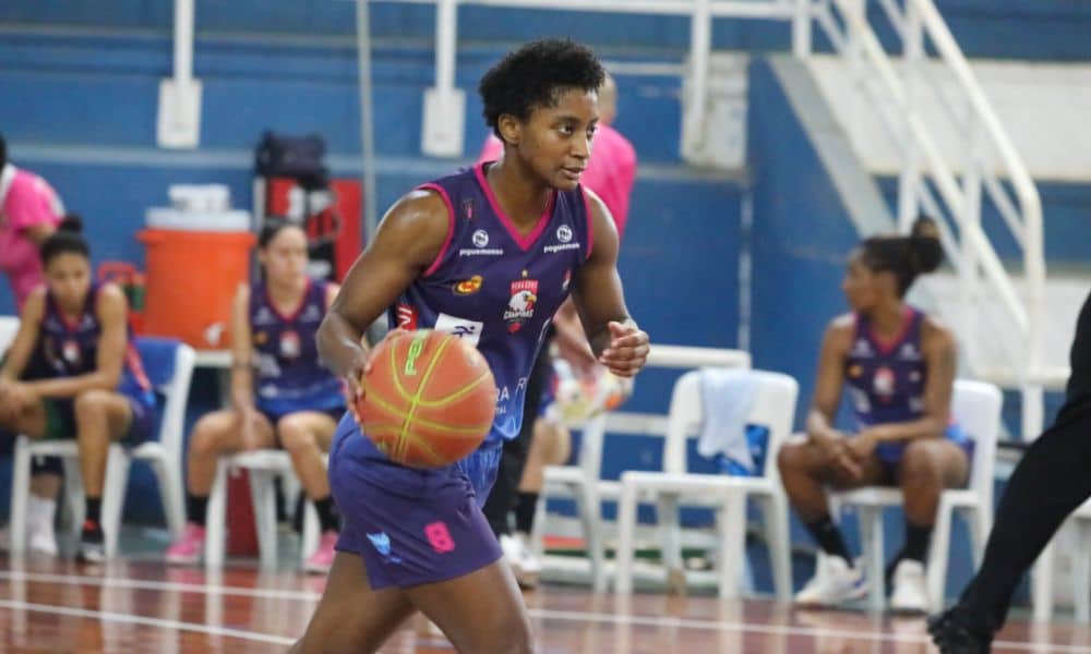 Jogadora do Vera Cruz Campinas que venceu Pindamonhangaba pelo Paulista de basquete