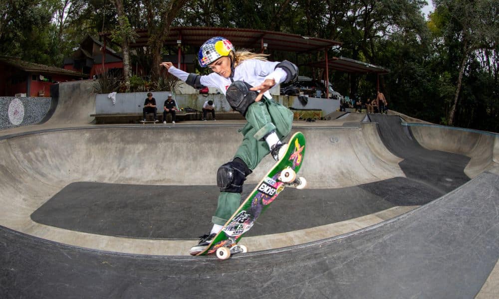 Seleção de skate park: Yndiara Asp faz manobra em bowl