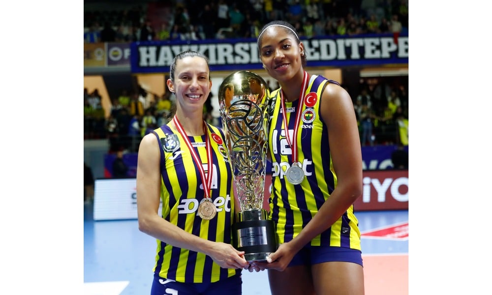 Ana Cristina e Macris, do Fenerbahçe, com taça da Copa Turca de vôlei feminino
