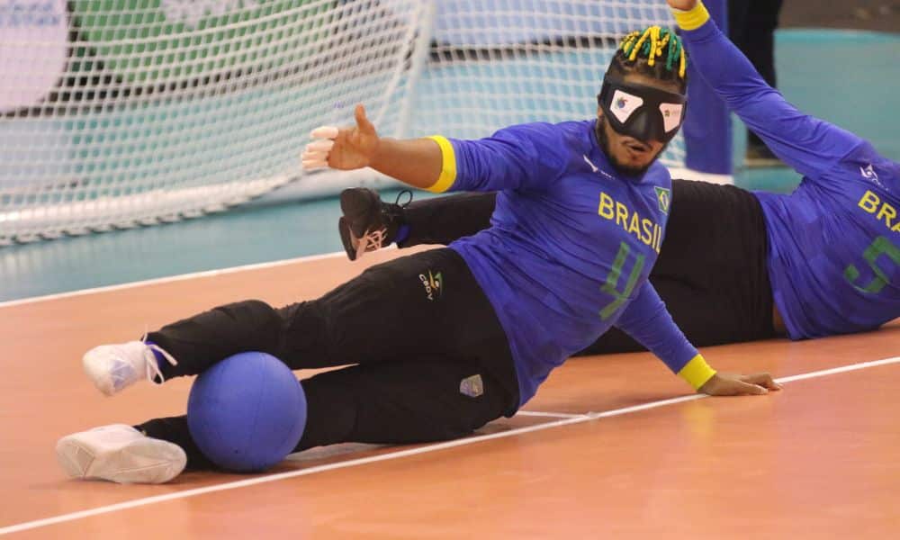Brasil x Bélgica - Leomon se estica para fazer defesa com o tornozelo durante o Mundial de goalball