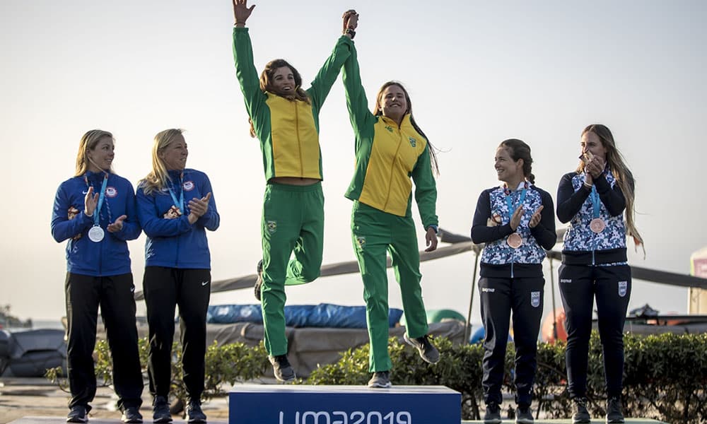 Vela brasileira - Martine e Kahena pulam no topo do pódio do Pan de 2019