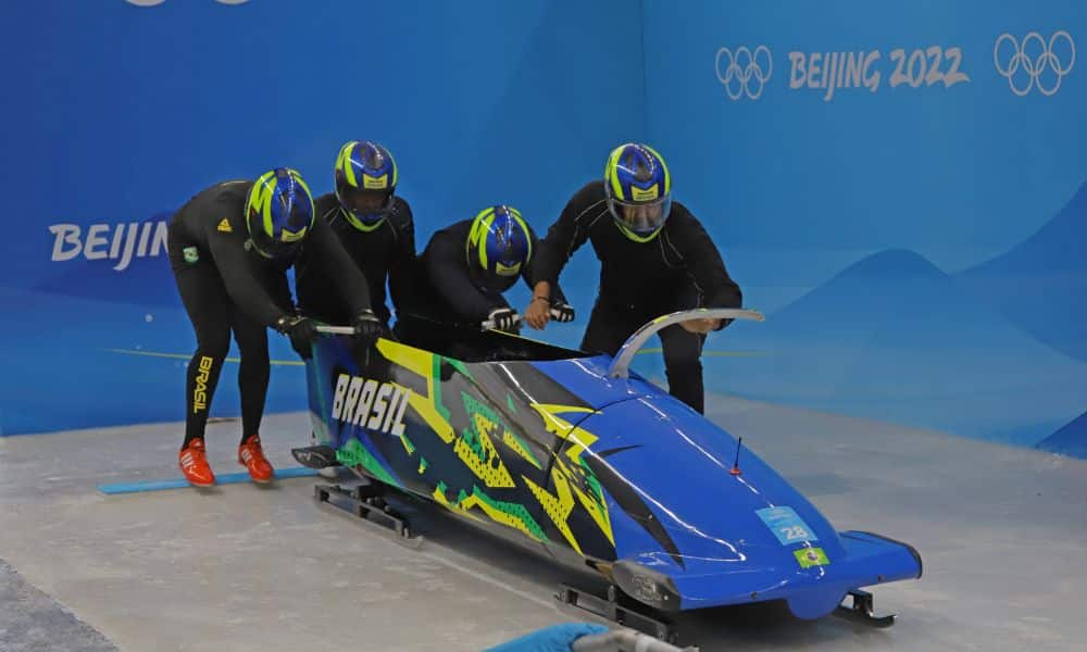 Quarteto do Brasil empurra o trenó na largada de prova de bobsled