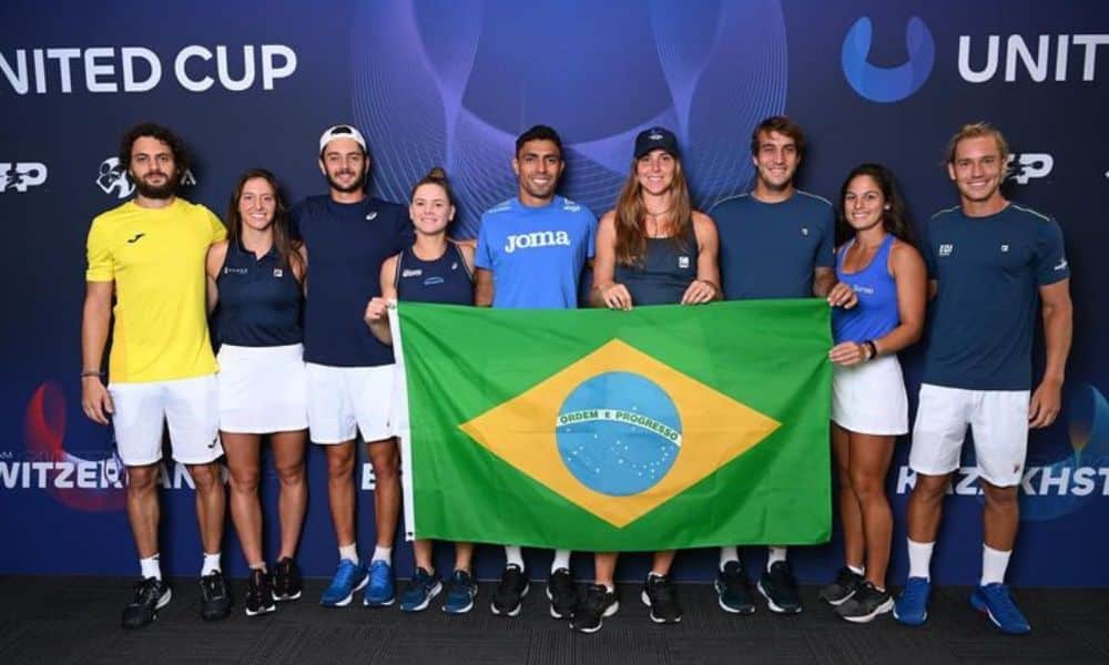 Equipe do Brasil na United Cup posa para foto, segurando uma bandeira do país