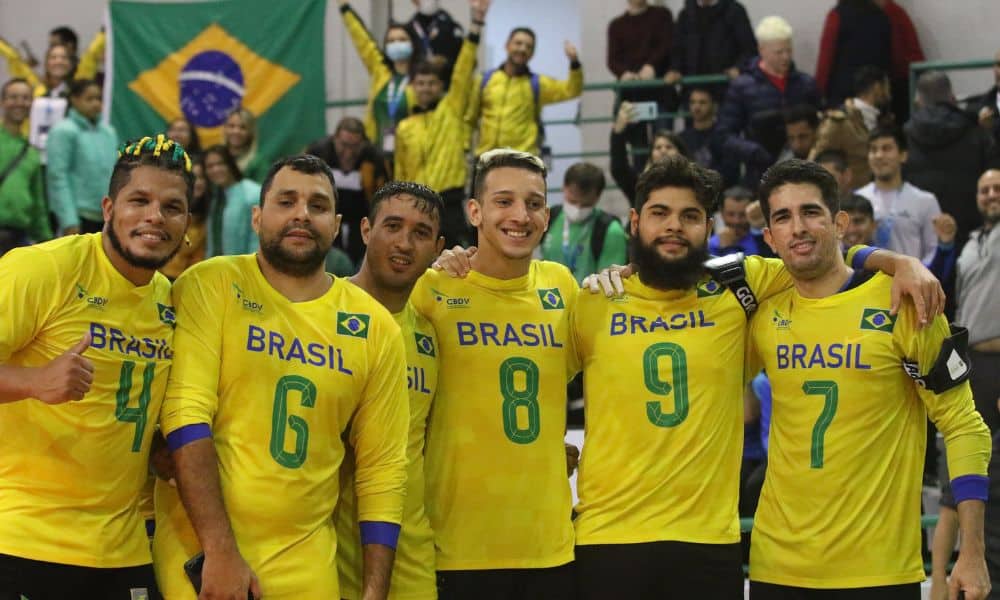 Brasil x China - Seleção masculina posa para foto. Em ordem: Leomon, Romário, Parazinho, Paulo Saturnino, André Dantas e Emerson