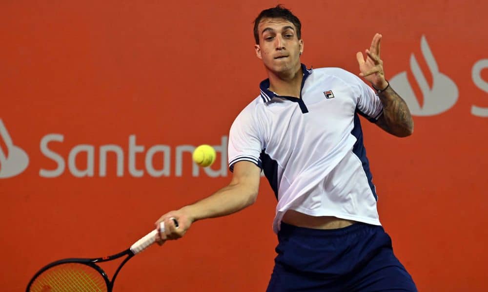 Challenger de Praga - Felipe Meligeni Alves rebate a bola de tênis