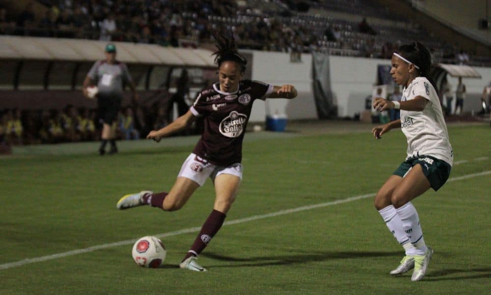 Ferroviária x Palmeiras - Paulistão Feminino - jogadora da Ferroviária tenta cruzar a bola. Palmeirense aproxima na marcação
