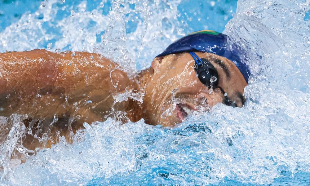 Brasil na natação - Gabriel Santos nada no meio da piscina