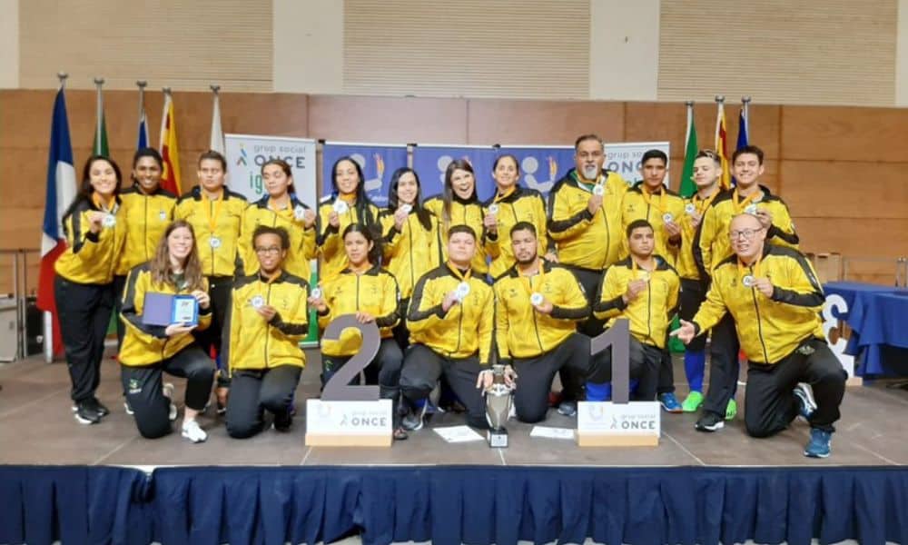 Seleção Brasileira juvenil de goalball com as medalhas e troféus do torneio
